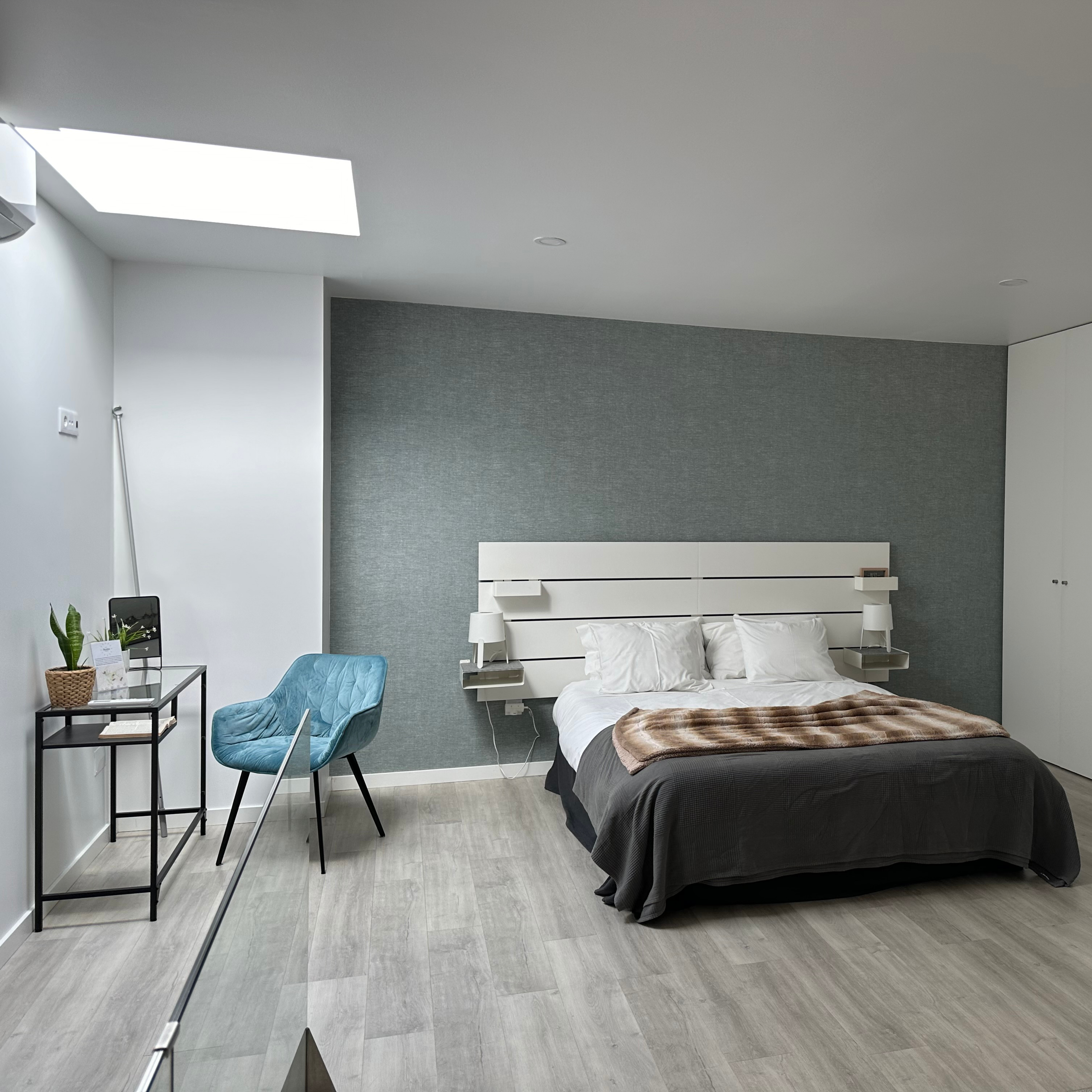 Andar de cima — quarto com claraboia