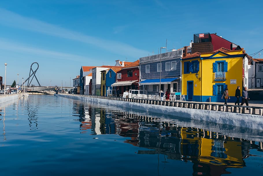 Vista de Aveiro — canais e moliceiros